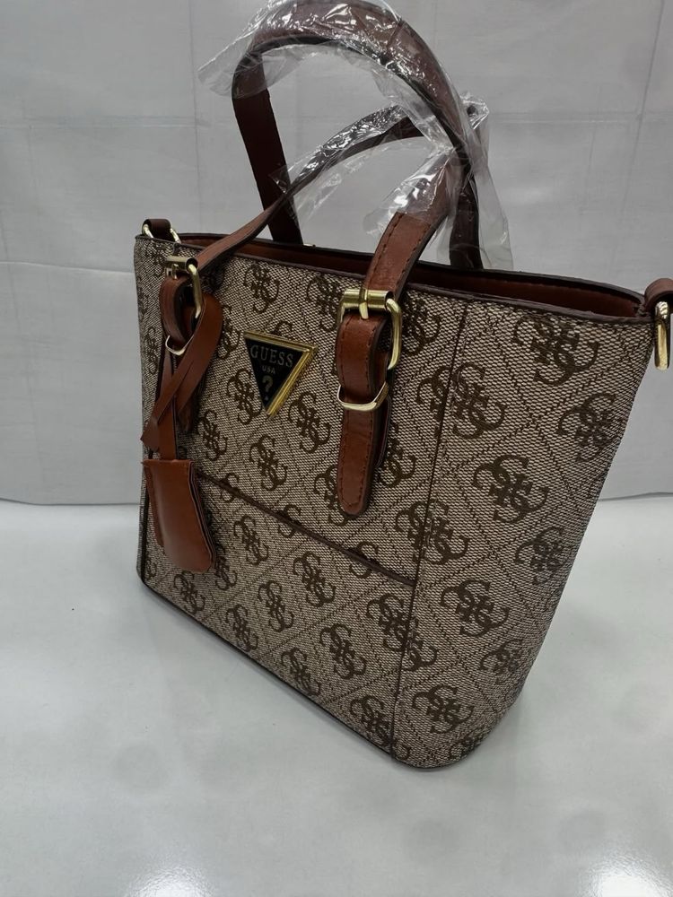 Дамска чанта GUESS