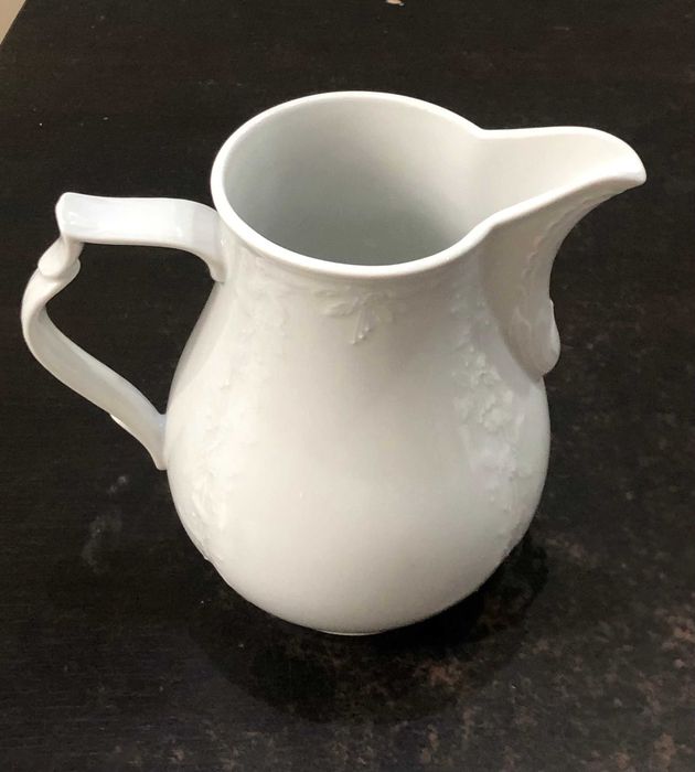 Ulcior din portelan alb model Dubarry , Kaiser Germany, anii `70.