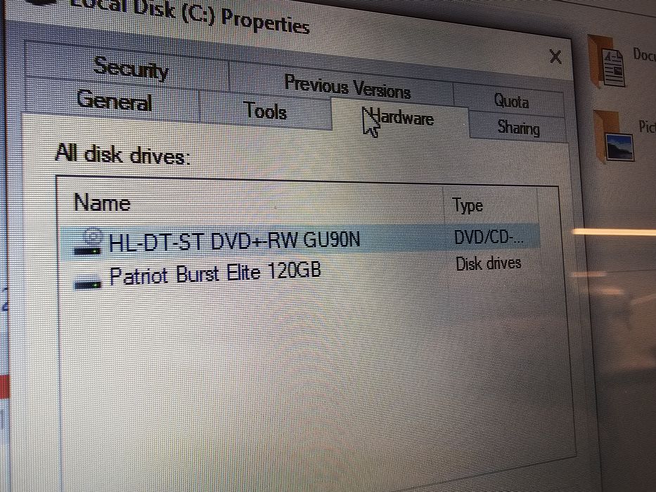 Лаптоп Dell Inspiron 15 с SSD и инсталиран Windows 10