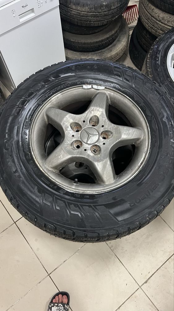 Продаю титанки и шины  на авто мерседес ml 163 кузов.Пишите звоните