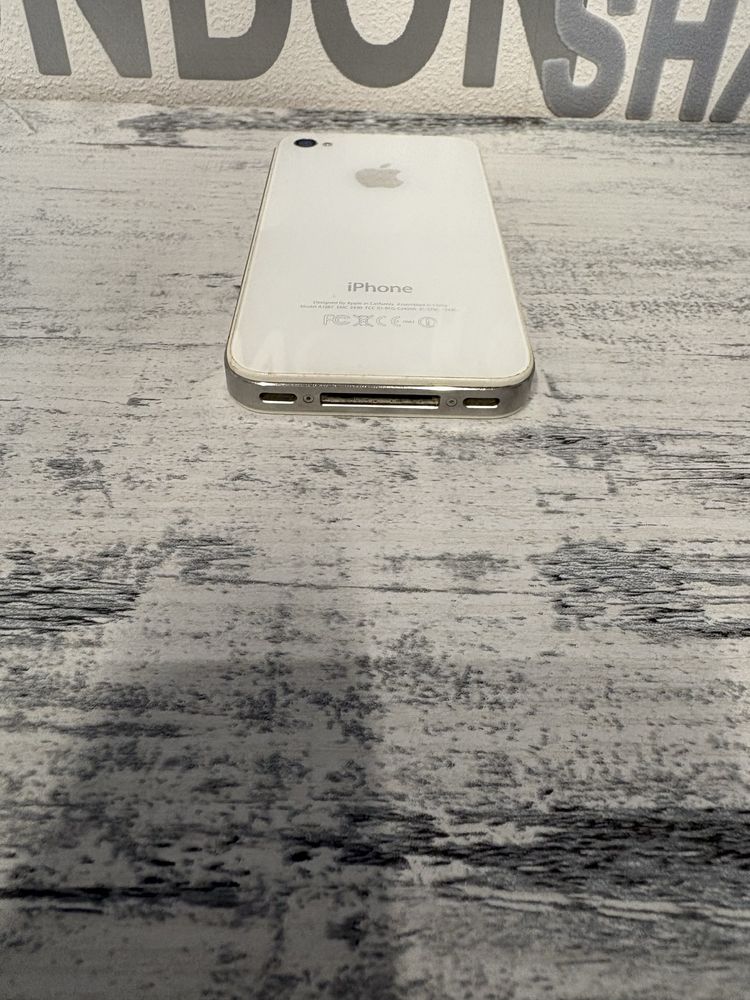 iPhone 4s, черен и бял