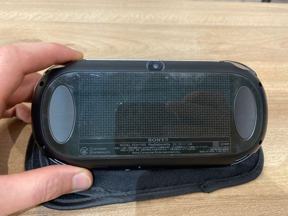 PlayStation Vita OLED (japoneză) modificată, cu jocuri