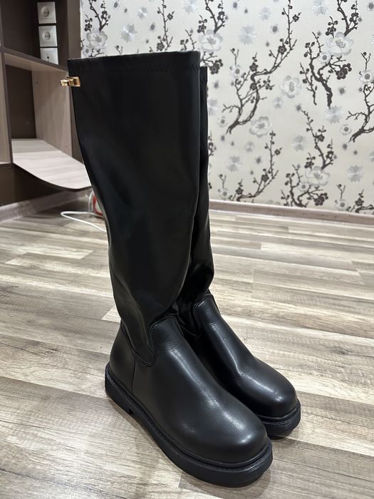 Продается новые женские сапоги