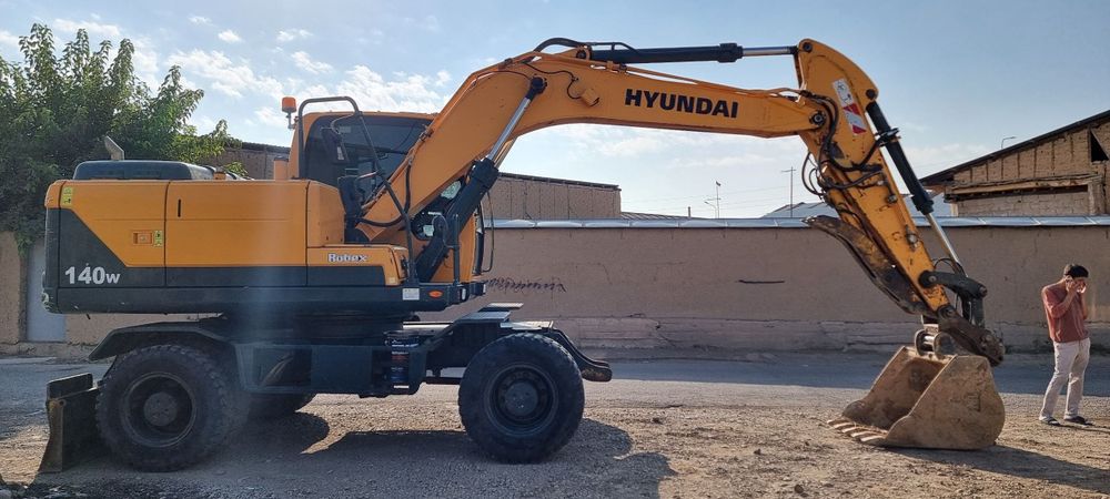 Hyundai 140                         .