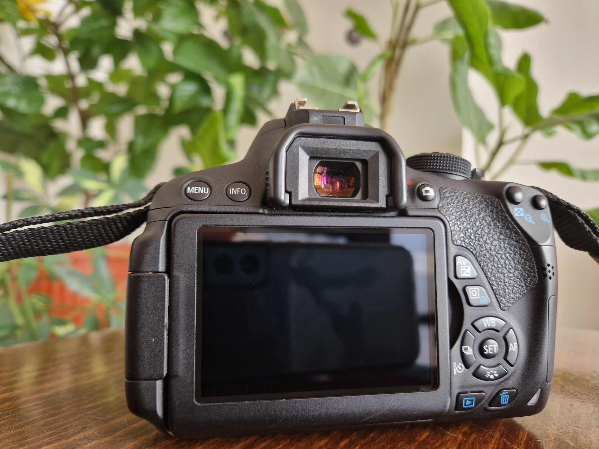 Canon EOS 700D + обектив EF-S 18-55 IS STM с UV филтър
