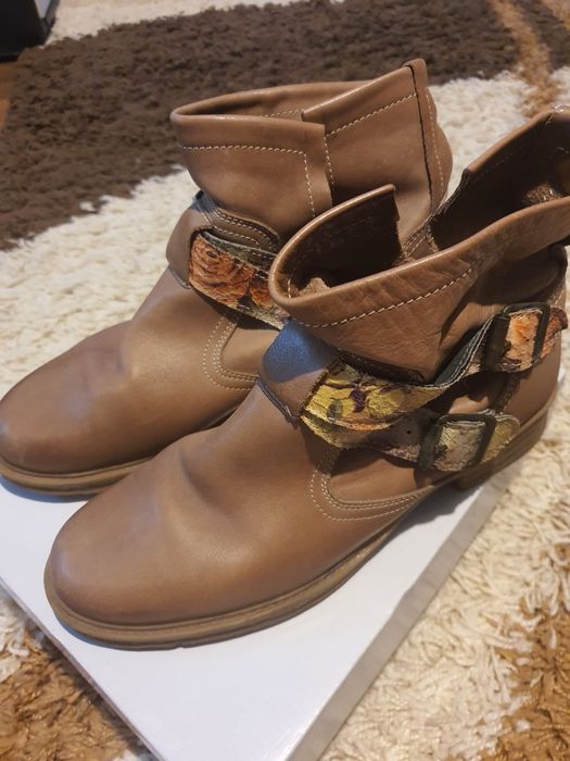 Ghete piele cu model floral