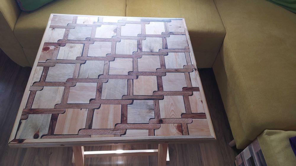 Малка маса – ръчна авторска изработка – бук/бор