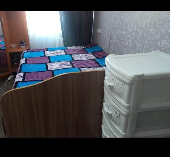 Продам двуспальную кровать 200х140 без матраса,  снизу  имеется