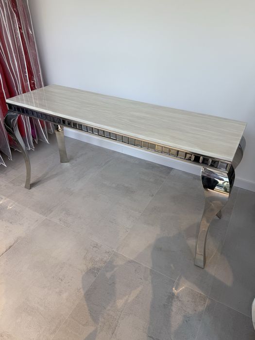 Маса с естествен мрамор и метална конструкция