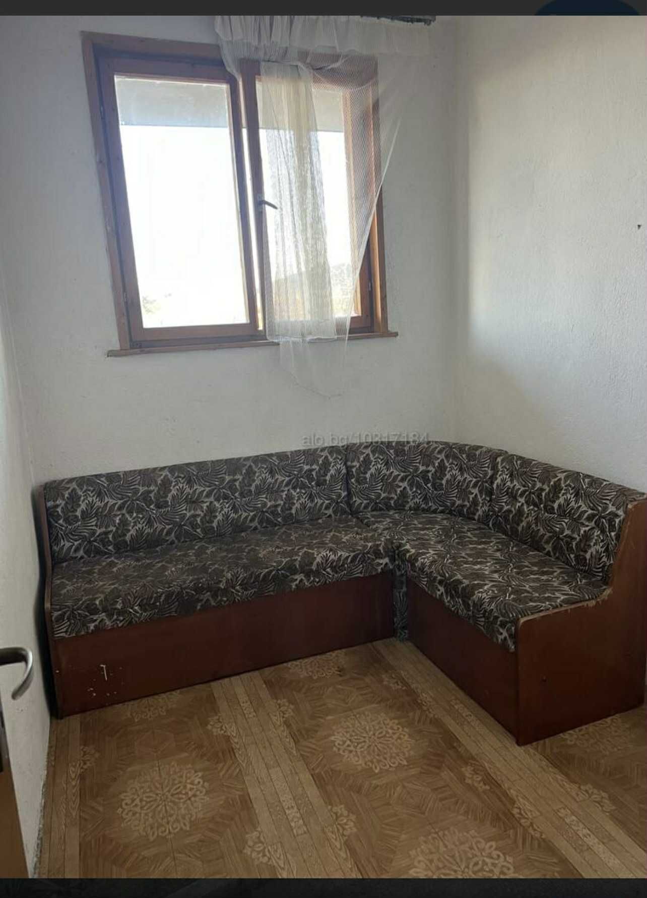 Масивна двуетажна къща
