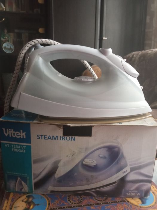 Продам паровой утюг Vitek
