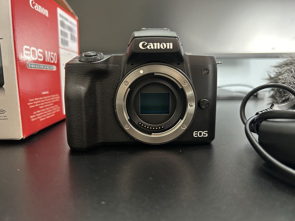 Canon m50 cu două obiective