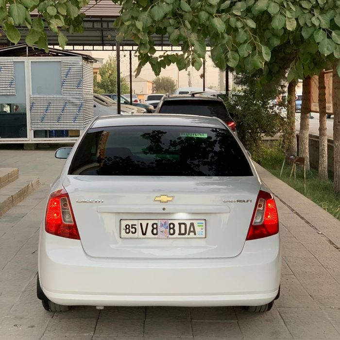 Lasetti 1.8 sotiladi