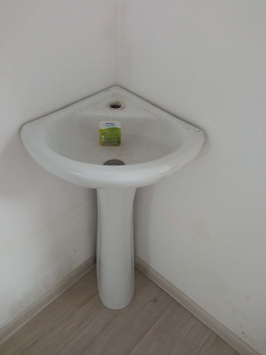 Душевые поддоны. +. 2 рукомойника 1 угловой. 1 прямой.