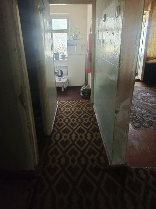 Продаётся 1ком кв в чирчике 4 мкн 4 этаж не далеко от дороги