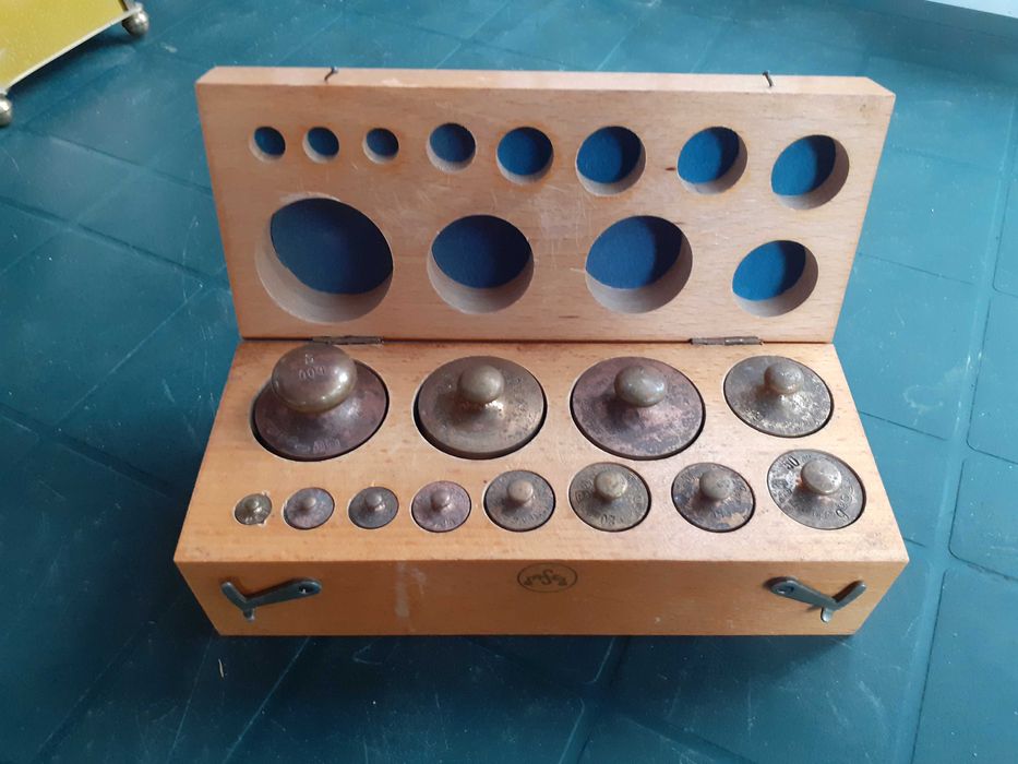 Комплект бронзови теглилки тежести с дървена кутия