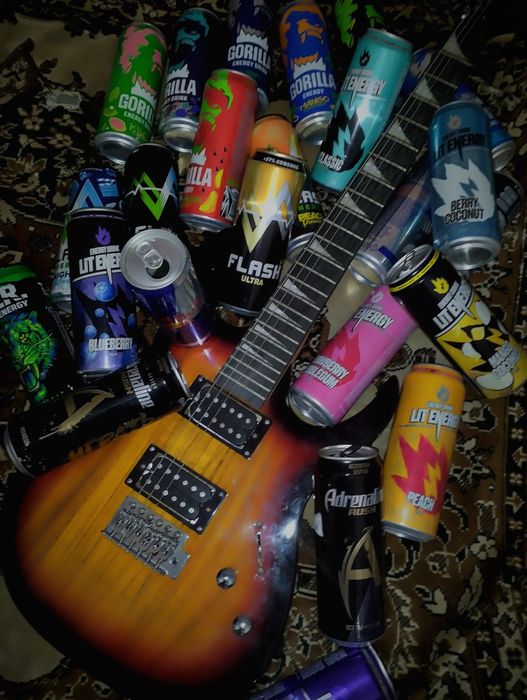 Электрогитара с кобмоусилителем