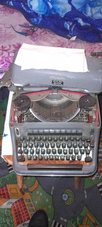 Mașină de scris, veche dar funcția este perfect de funcționabila
