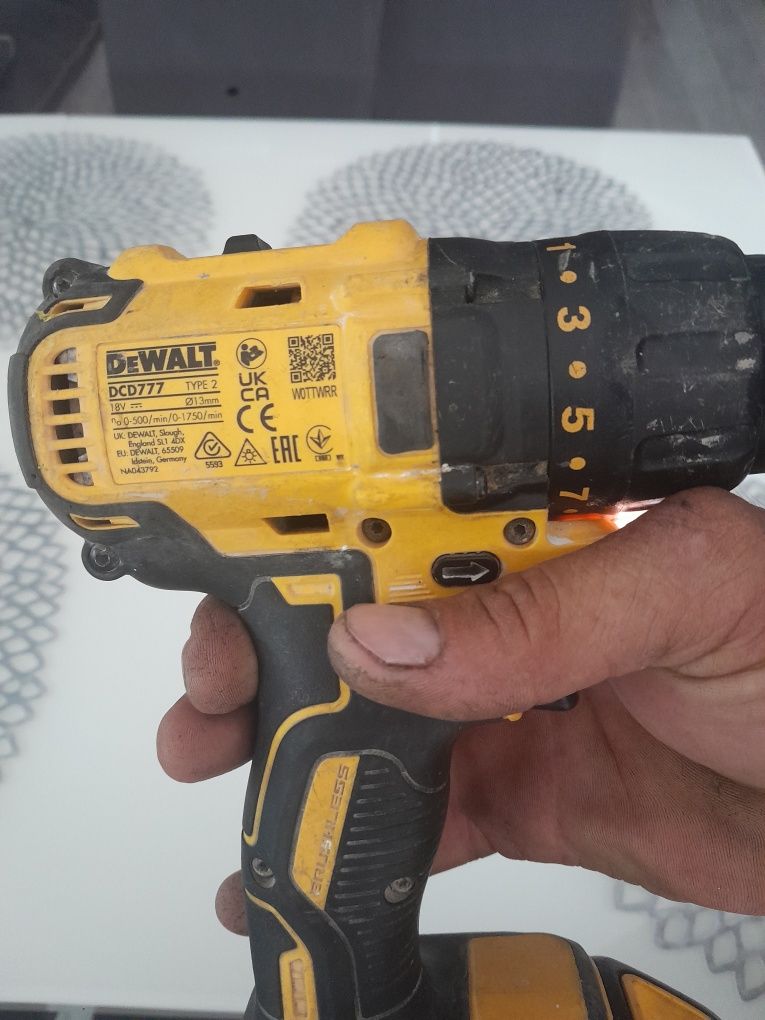 Винтоверт Dewalt DCD777