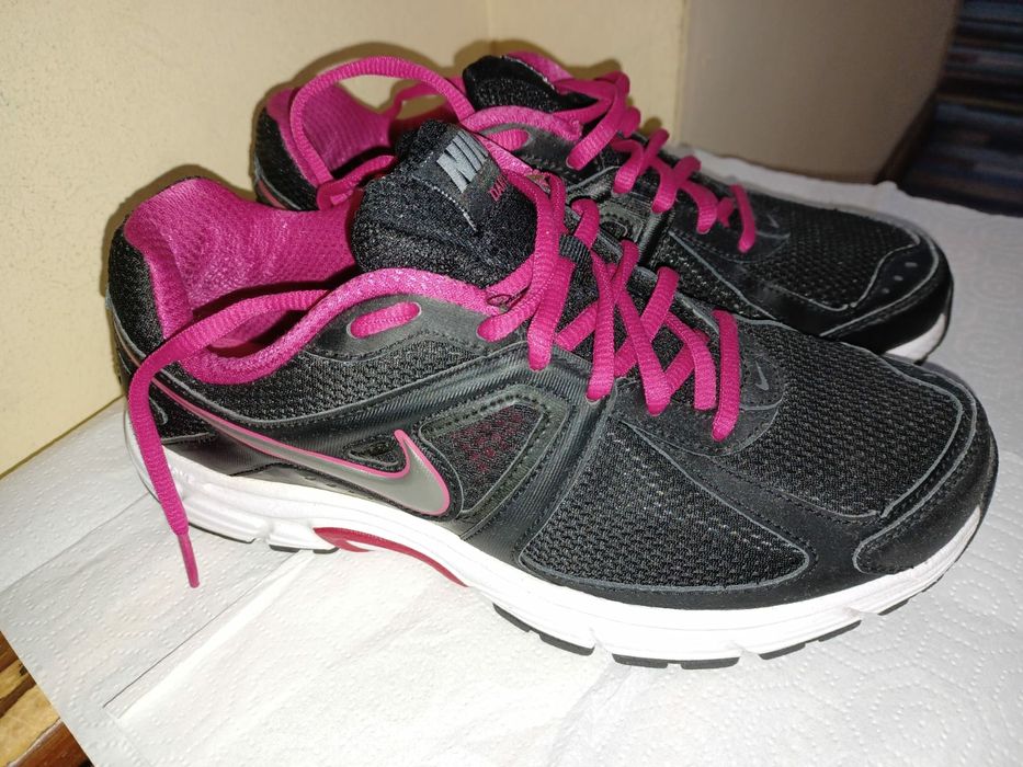 Adidasi Nike dama, negri