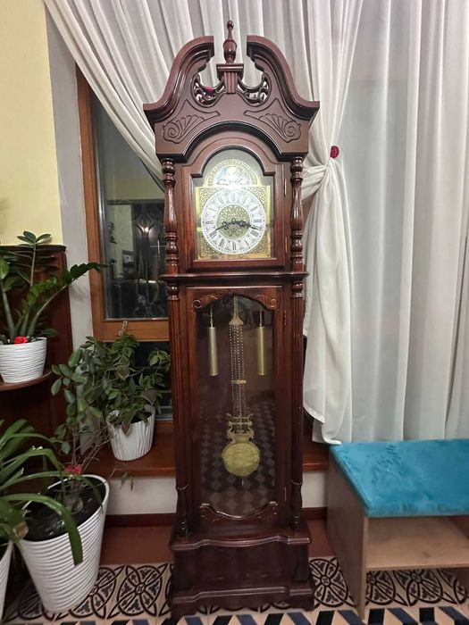 Напольные механические часы с маятником