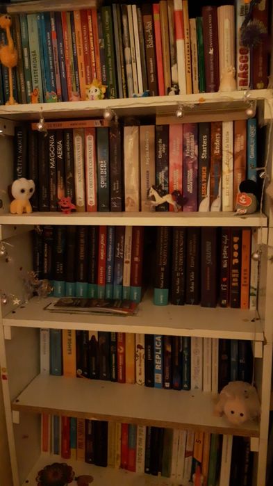 Vând cărți în stare foarte bună