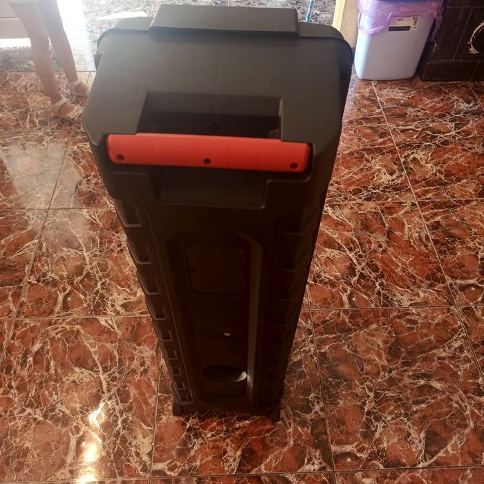 Vând boxa portabila are toate accesoriile