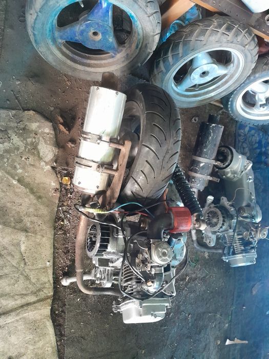 Vând urgent 2 motoare scuter 4 timpi roată pe 12 preț 500 lei