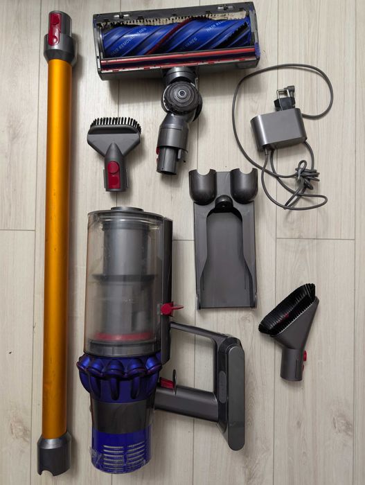 Dyson V10 aspirator si Dyson Outsize
