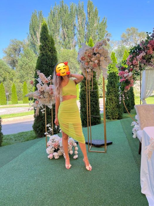 Платье с разрезом