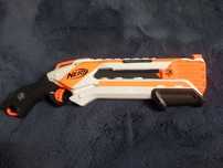 Vând pusca Nerf roughcut 2*4