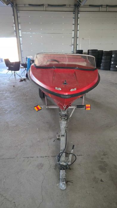 Vand barca (cu motor 20cp) si peridoc