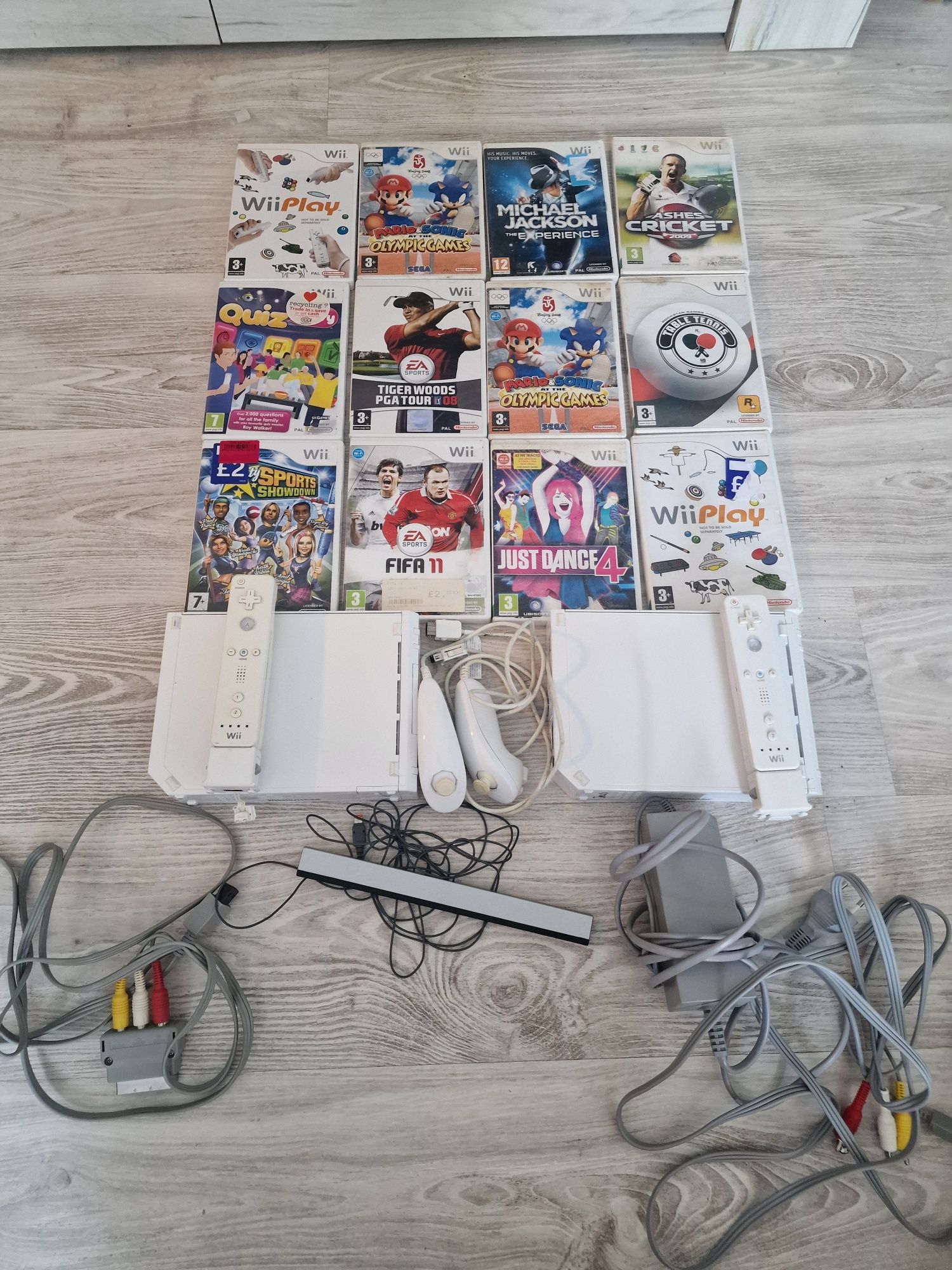 Doua console Nintendo WII perfect funcționale cu tot ce se vede