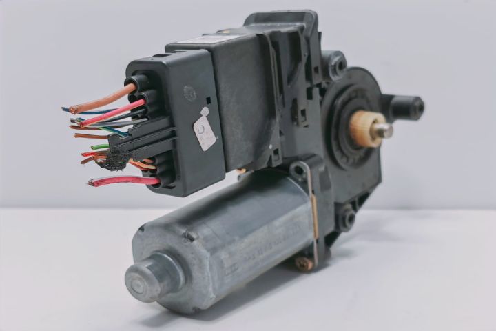 Motoras macara Stanga  105406301 Volkswagen VW Golf a 4-a generatie s