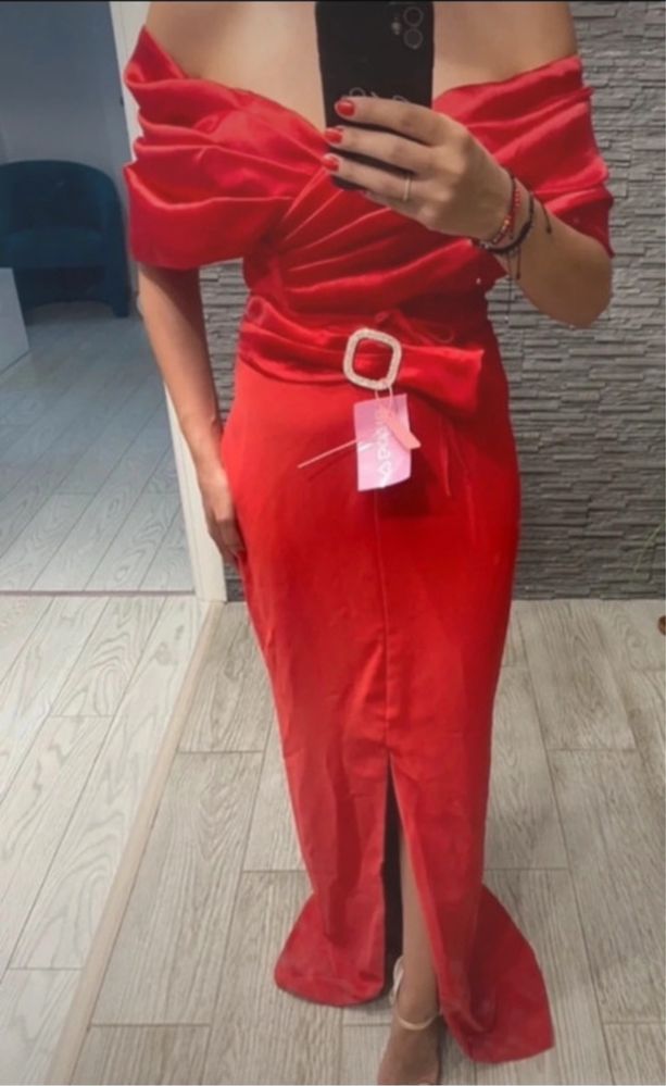 Rochie lunga rosie cu trena