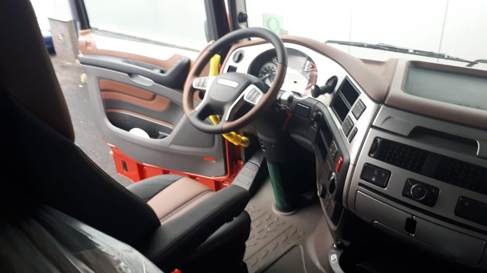 Daf xf , semiremorca Schmidt.