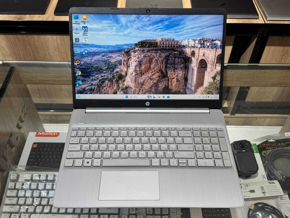 HP LAPTOP 15s-fq5xxx Core i3-1215U ram 8 ssd 256