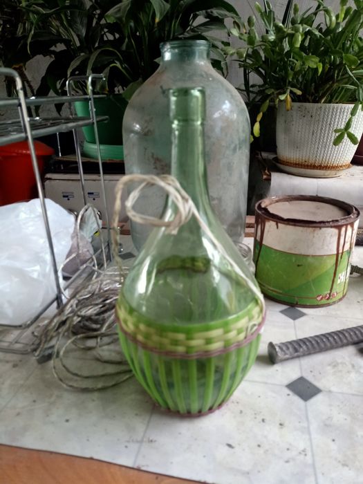 Продам старинный бутыль в обрамление 2 литровый, и старинный инструмет