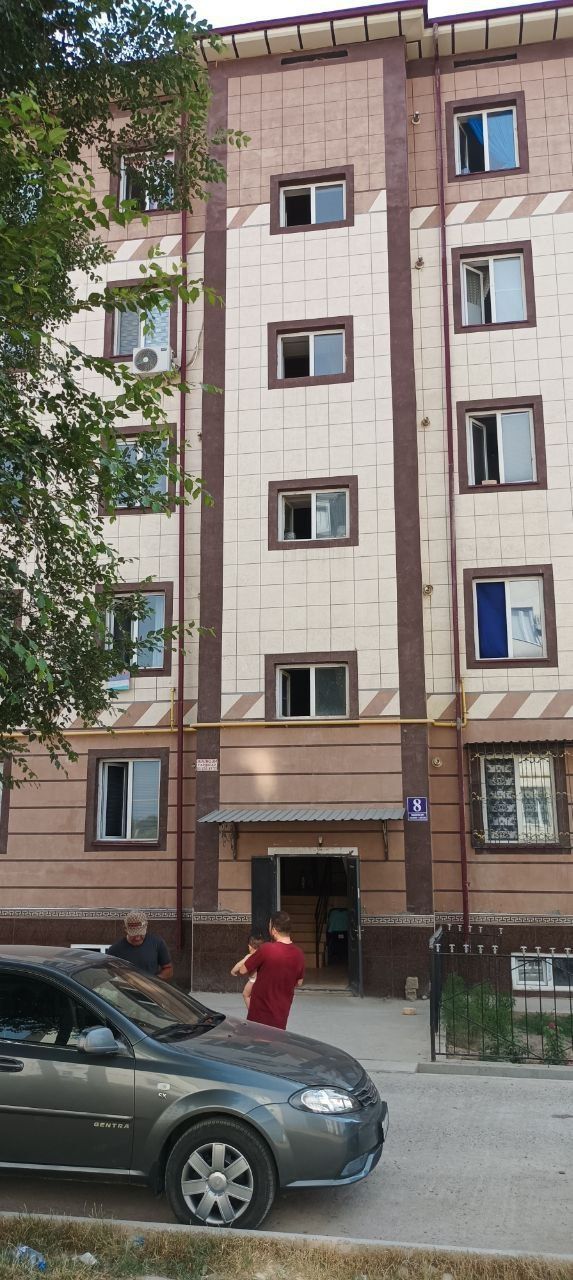 Зангиотада 5 этажка дом 1-этаж 2 хонали квартира арендага берилади