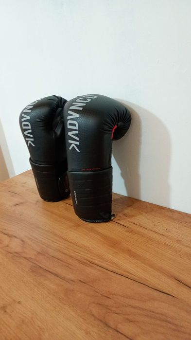 Vând mănuși de box OUTSHOCK 18 oz, folosite aproximativ un an,