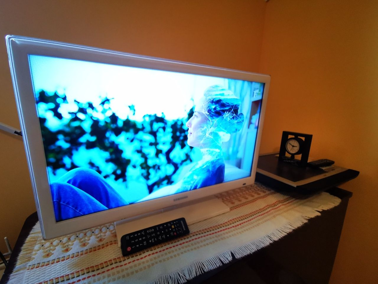 Tv color LED Samsung 66 cm UE26EH4510 alb