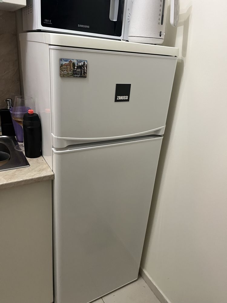 Продава се хладилник Zanussi