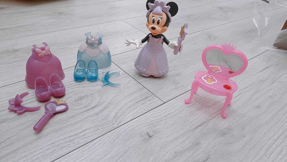 Papusa Minnie cu accesorii de printesa