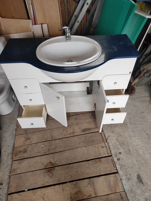 Vând kit complet pentru baie dulap plus chiuveta și oglindă și wc