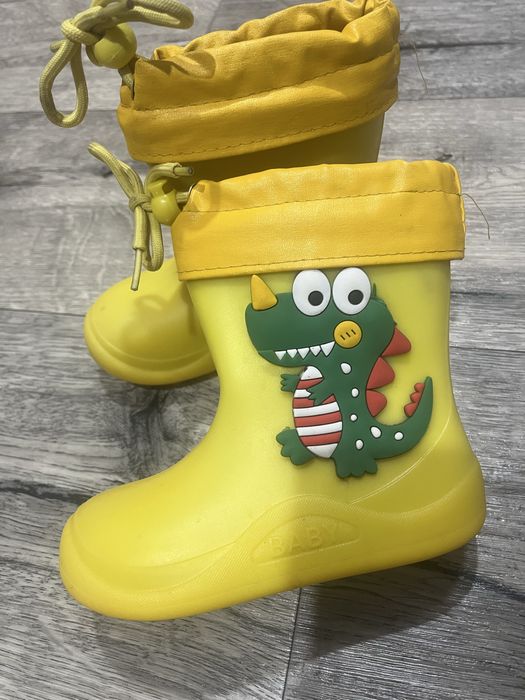 Продам детскую обувь