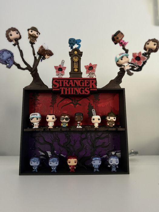 Suport etajera stand figurine jucarii stranger things will kinder