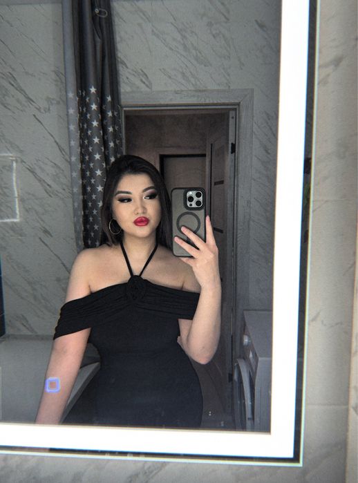 красивое черное платье.