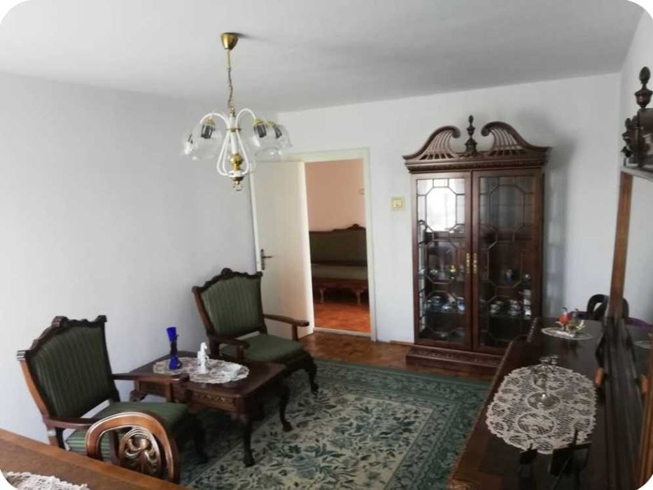 Mobilier clasic din mahon/nuc, masiv, sculptat manual