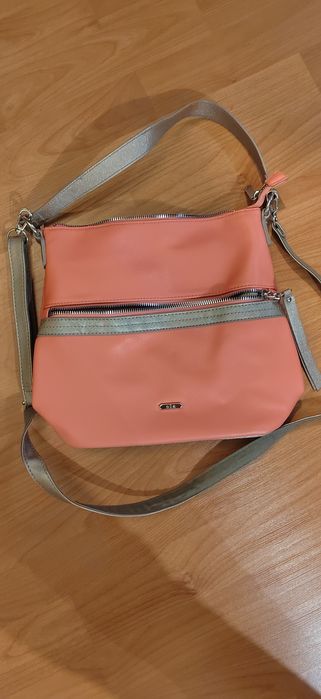 Дамска чанта като нова е