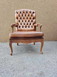 Кресло в стил Честърфийлд с дърворезба